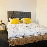 Beautiful & Cozy 3-Room Apartment In Private House * NES